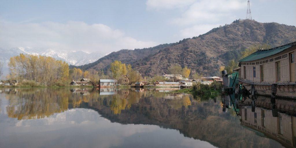 Shikara Ride 1 - kashmir travel - places to visit in Kashmir - How to plan a solo trip to Kashmir